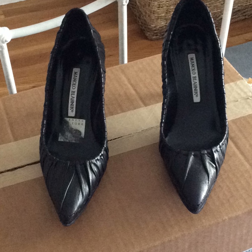 Manolo Blahnik black leather pumps size 37